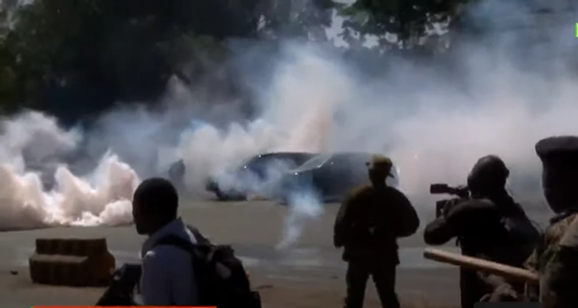 Police Teargas Raila’s Entourage In Nairobi