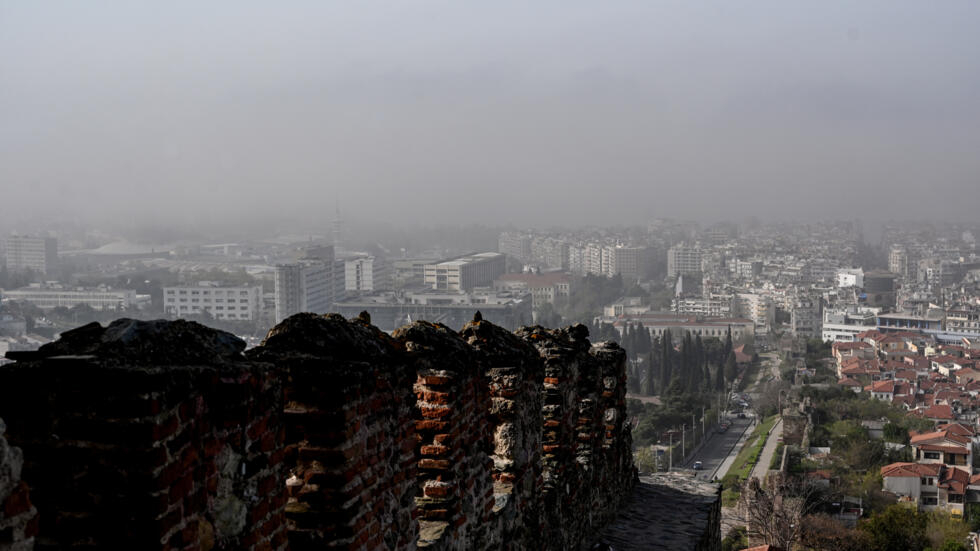 Greece hit again by high temperatures, Saharan dust