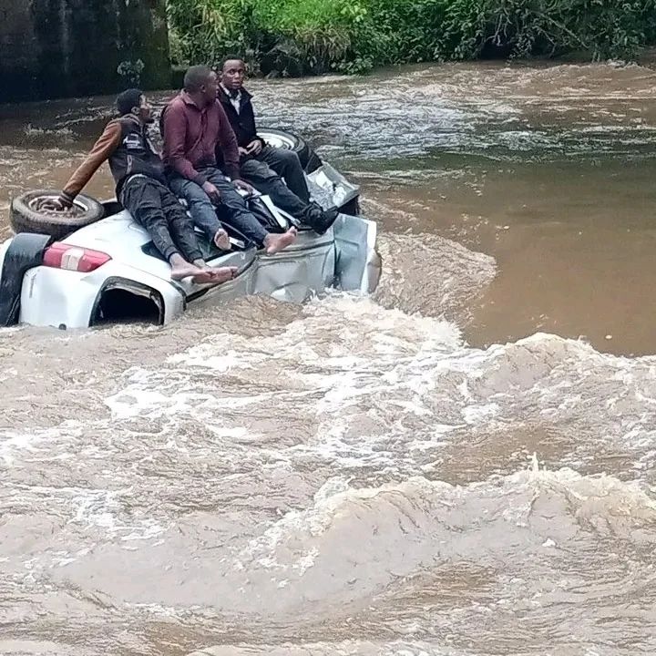 Kapsabet: 3 men survive accident, spend night atop car in river